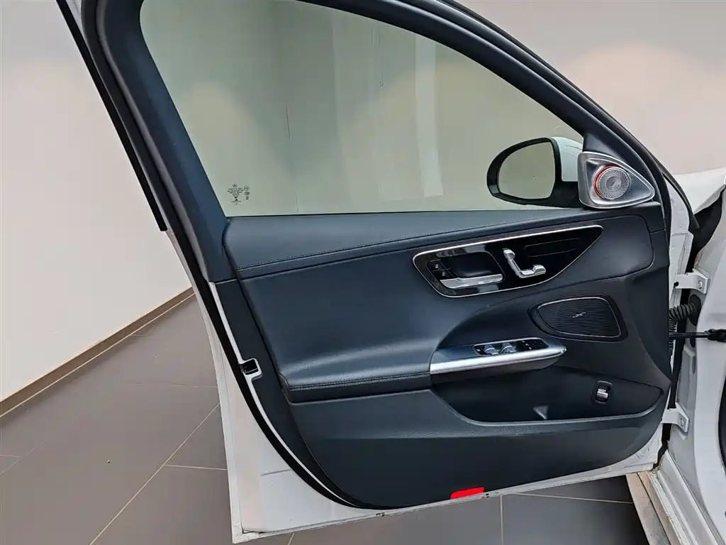 Mercedes-Benz C-Class 2025 — фото 18