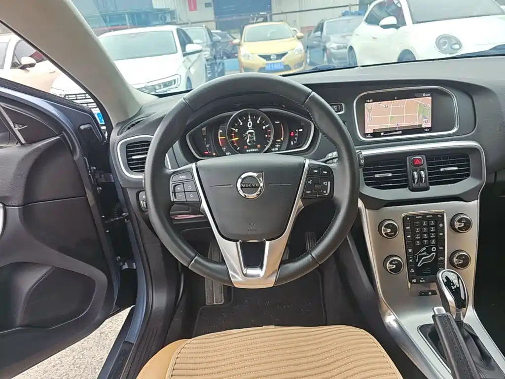 Volvo V40 2018 — фото 11