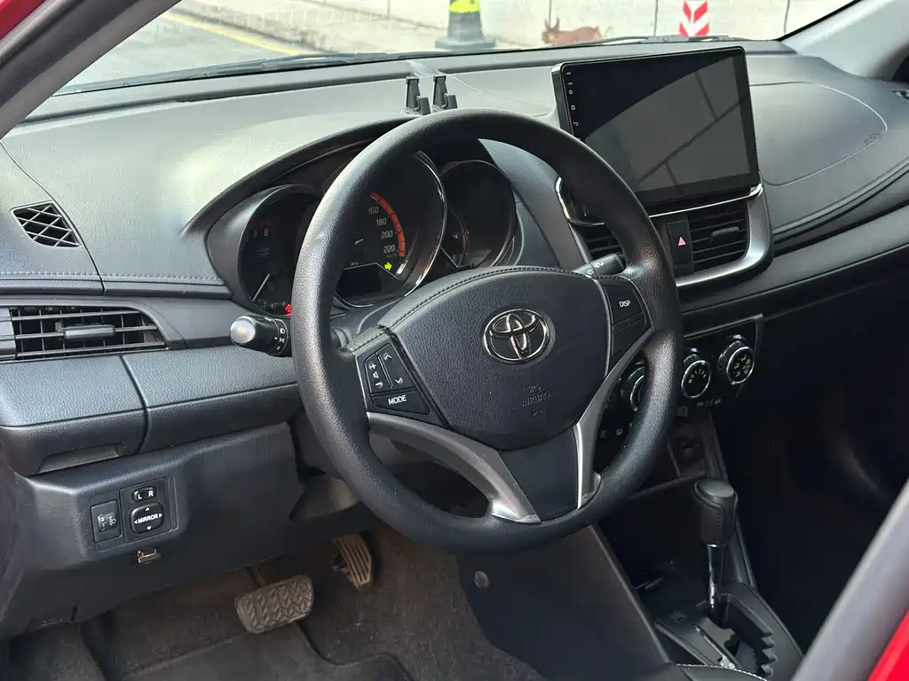 Toyota Yaris L 2022 — фото 8