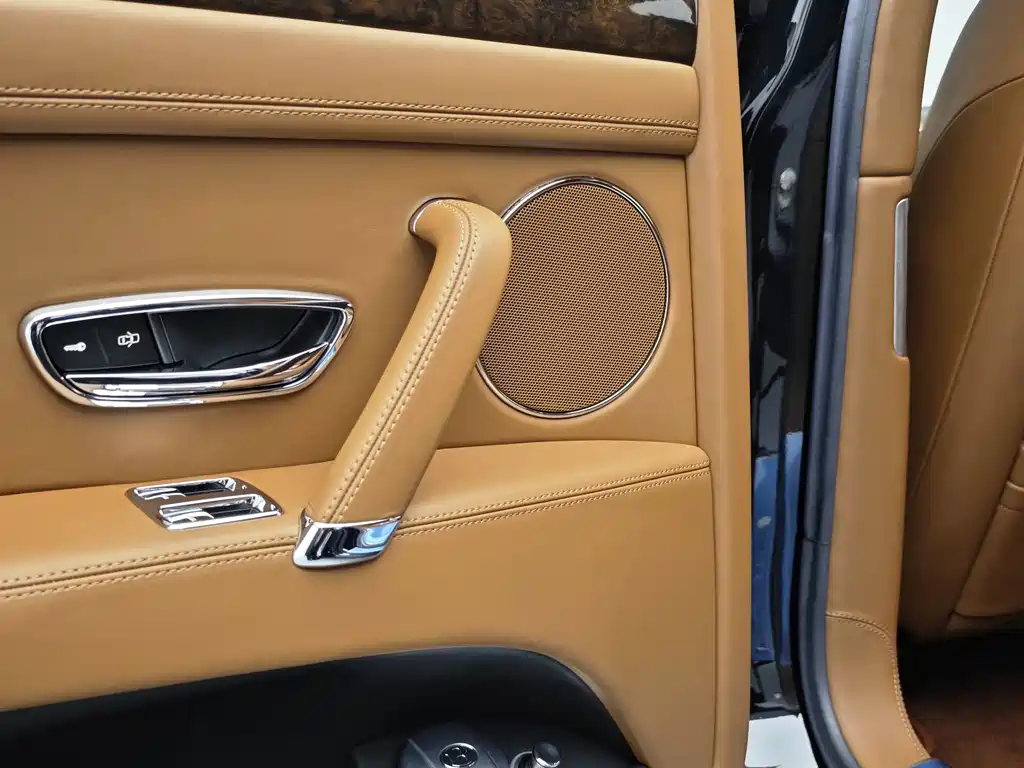 Bentley Flying Spur 2015 — фото 36