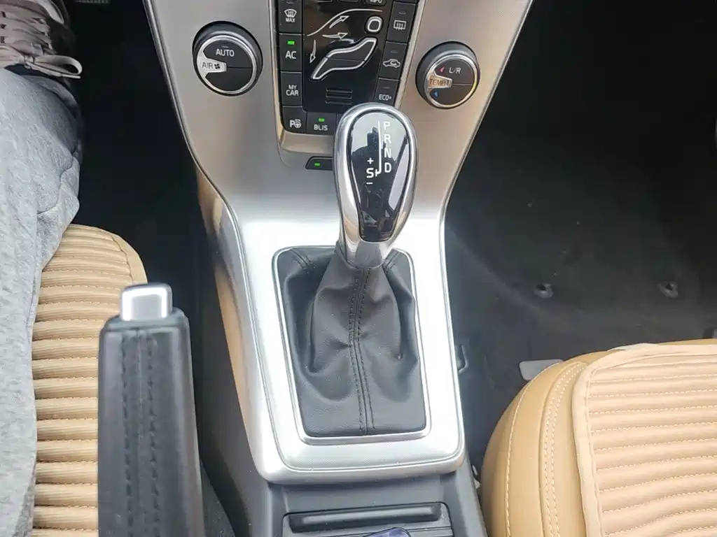 Volvo V40 2018 — фото 14
