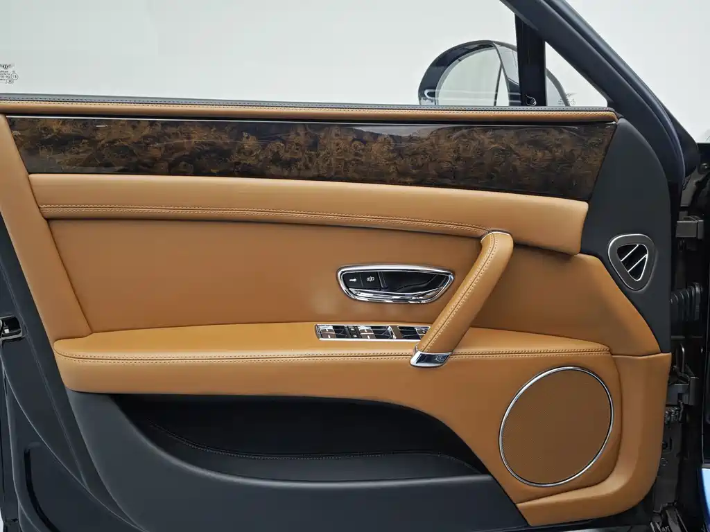 Bentley Flying Spur 2015 — фото 45