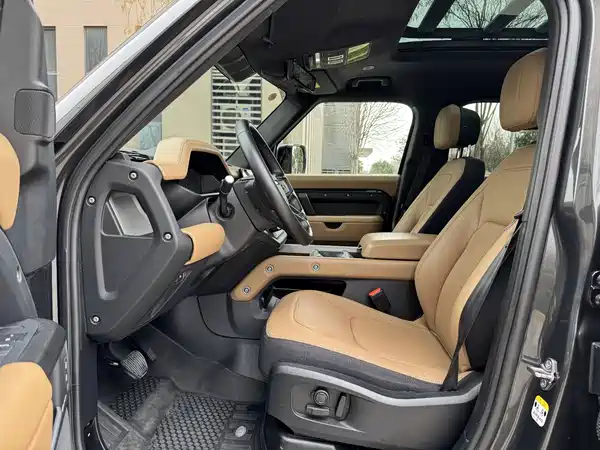Land Rover Defender 2025