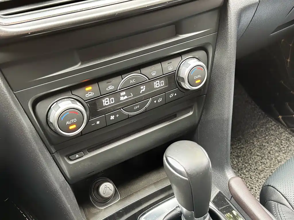 Mazda 3 Axela 2018 — фото 19