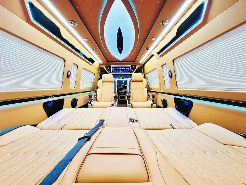 Toyota Hiace 2023 — фото 14
