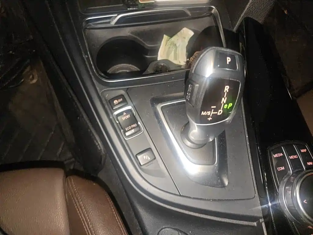 BMW 3 Series 2018 — фото 11