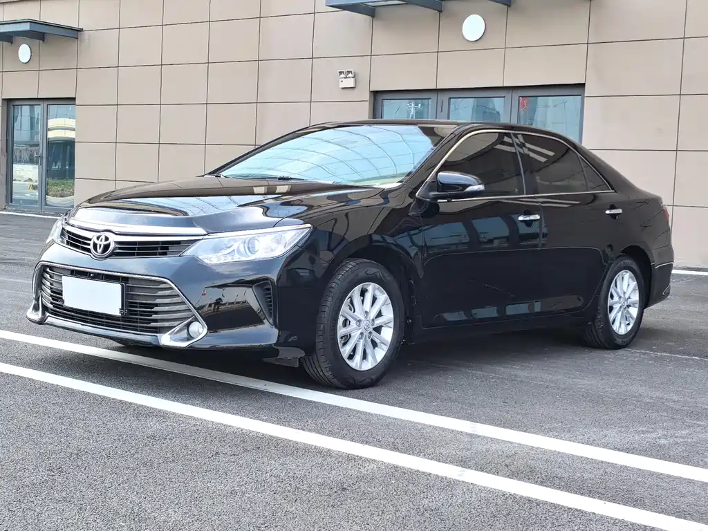 Toyota Camry 2015 — фото 1