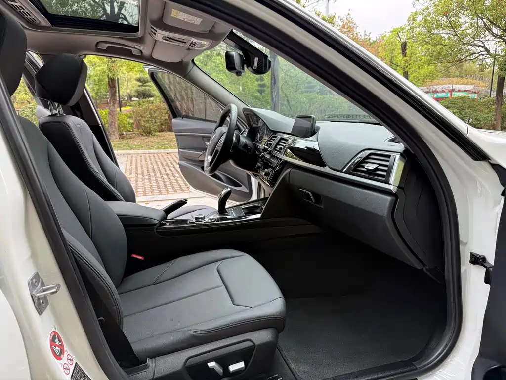 BMW 3 Series 2017 — фото 10