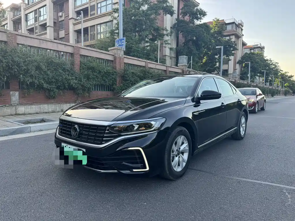 Volkswagen Passat PHEV 2025
