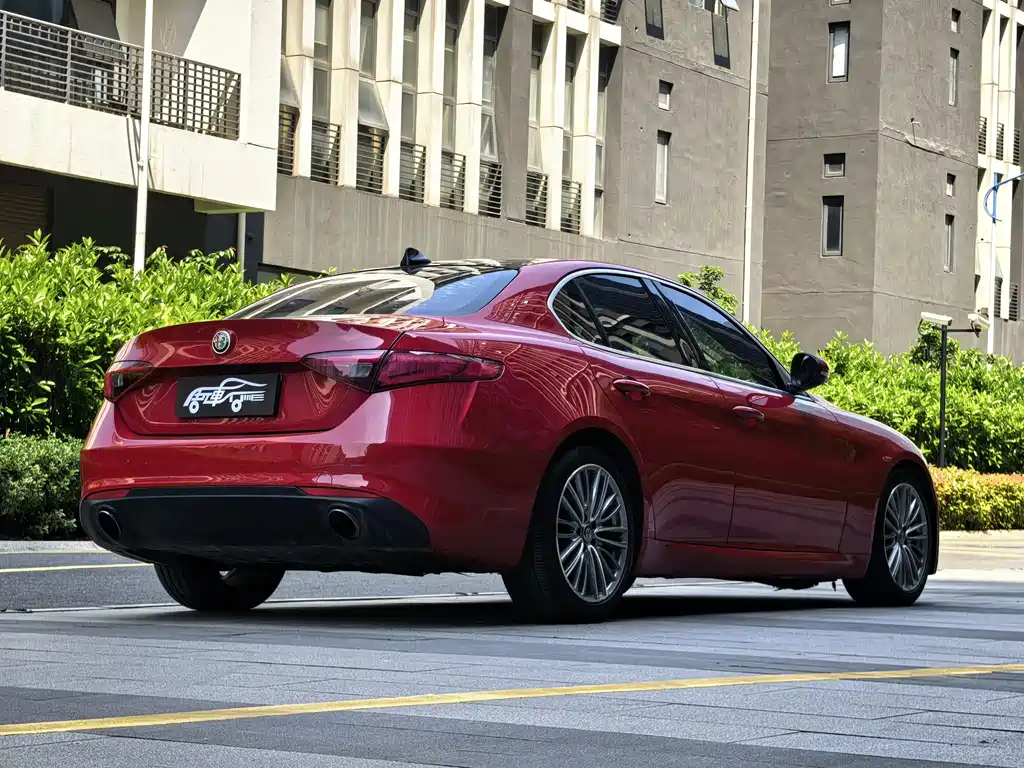 Alfa Romeo Giulia 2018 — фото 16