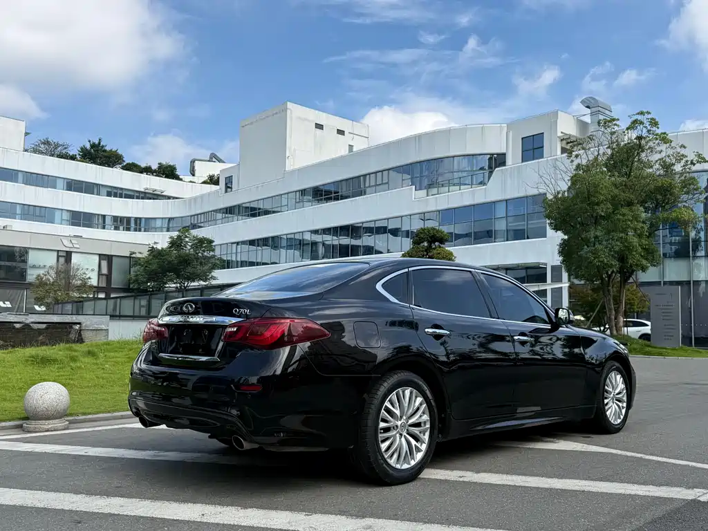 Infiniti Q70 2015