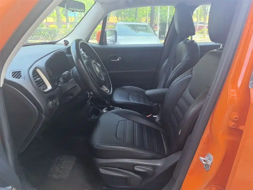 Jeep Renegade 2017 — фото 15