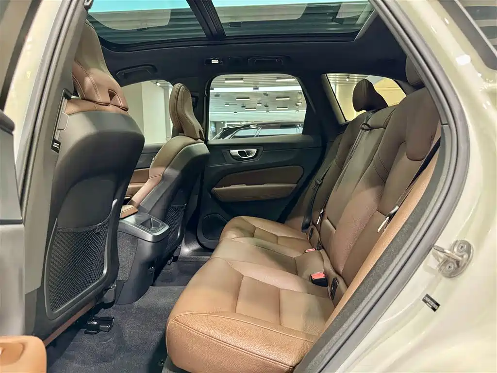 Volvo XC60 2025 — фото 25
