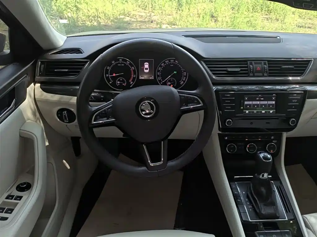 Skoda Superb 2017 — фото 11