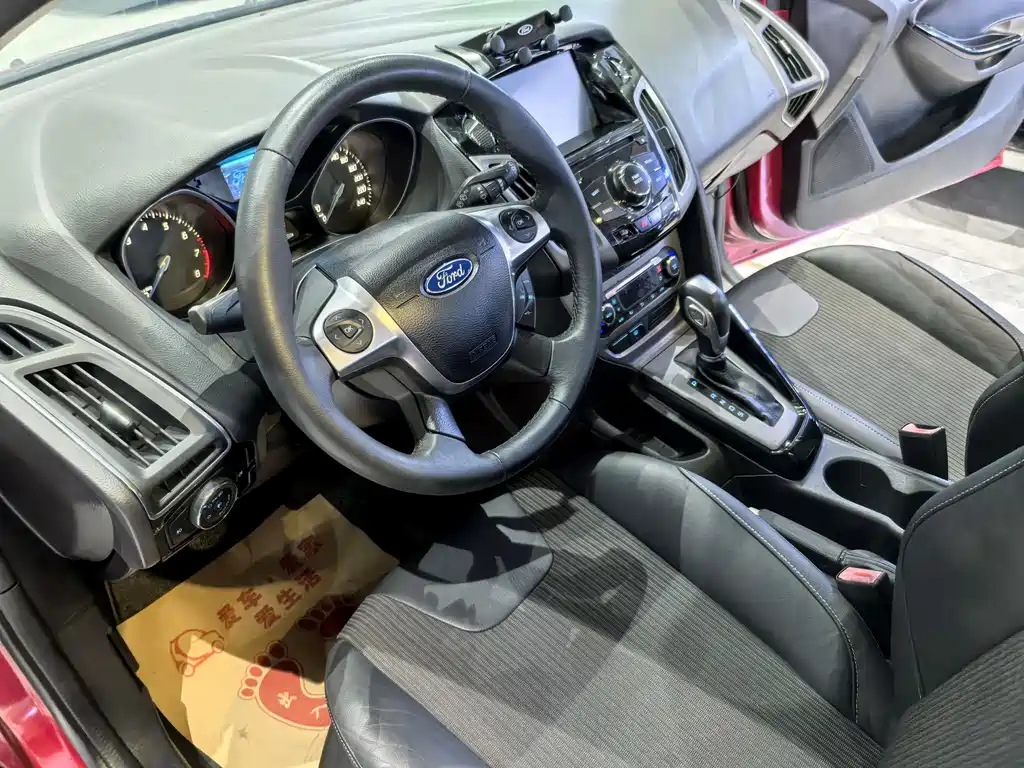 Ford Focus 2013 — фото 10