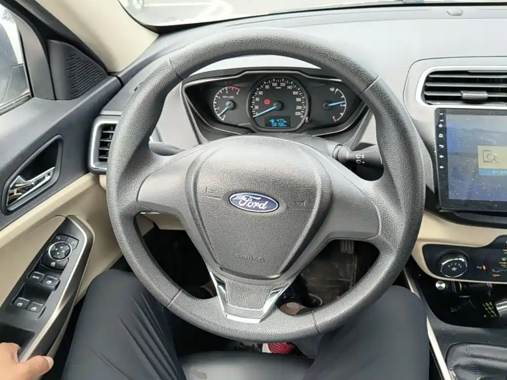 Ford Escort 2016 — фото 11