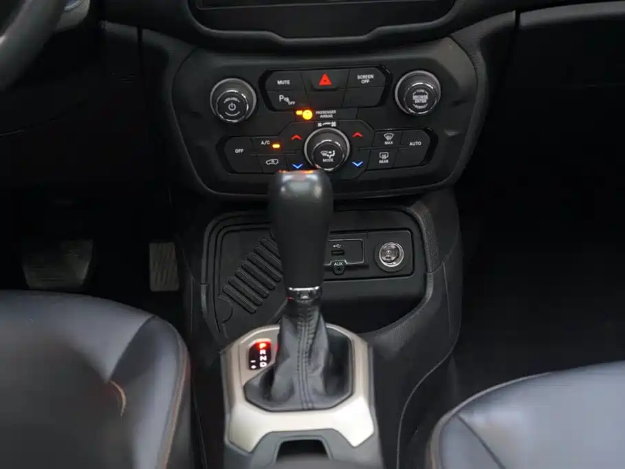 Jeep Renegade 2018 — фото 18