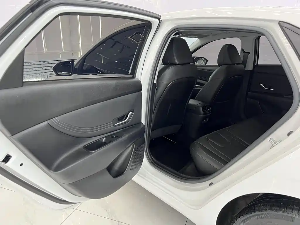 Hyundai Elantra 2022 — фото 10