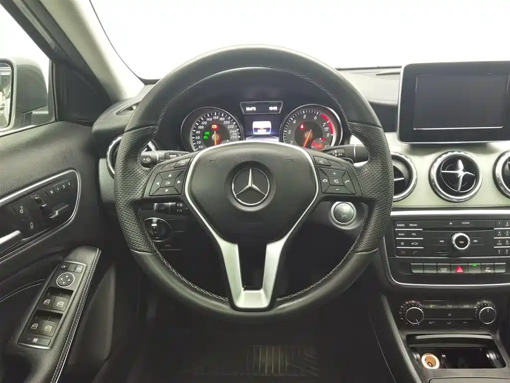 Mercedes-Benz GLA 2016 — фото 11