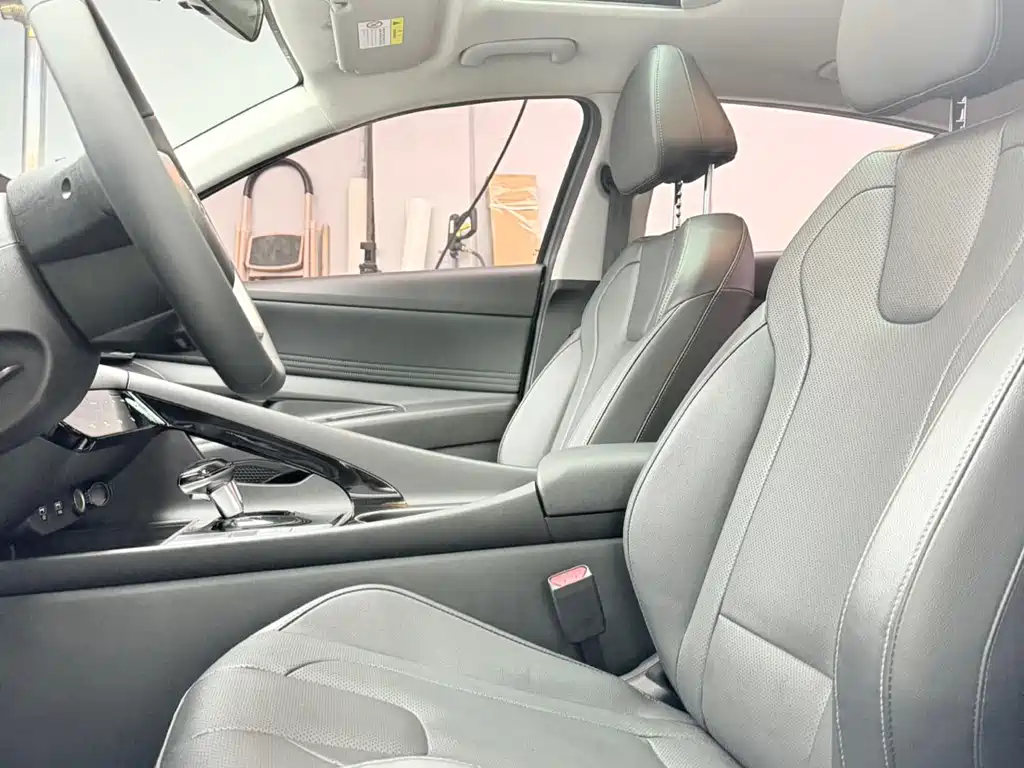 Hyundai Elantra 2023 — фото 12