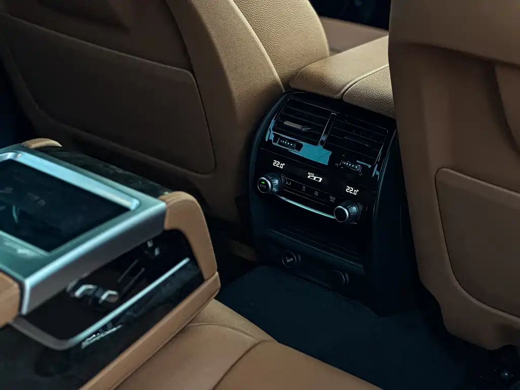 BMW 5 Series 2018 — фото 14