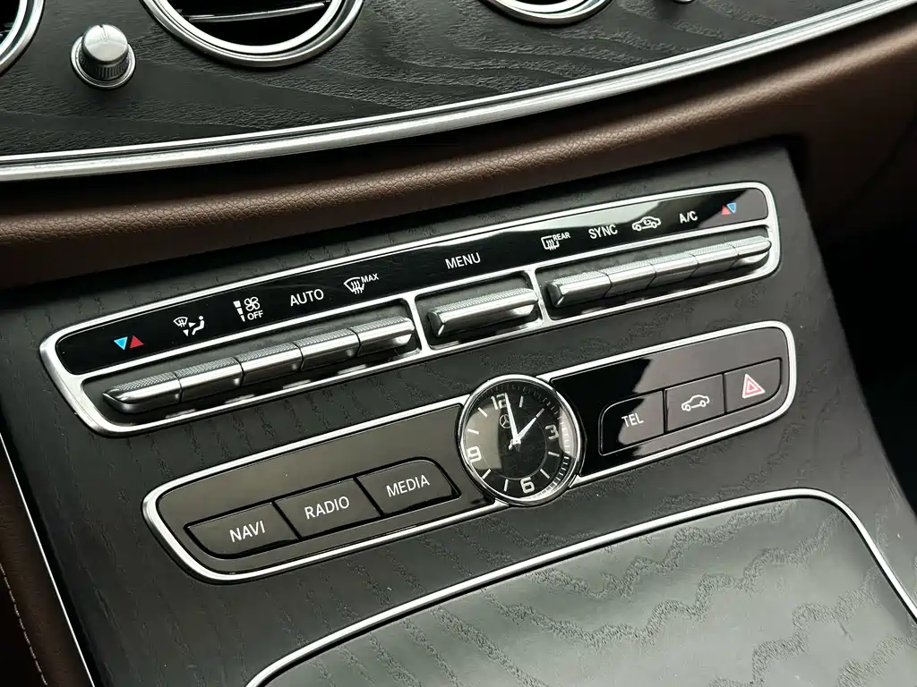 Mercedes-Benz E-Class 2018 — фото 19