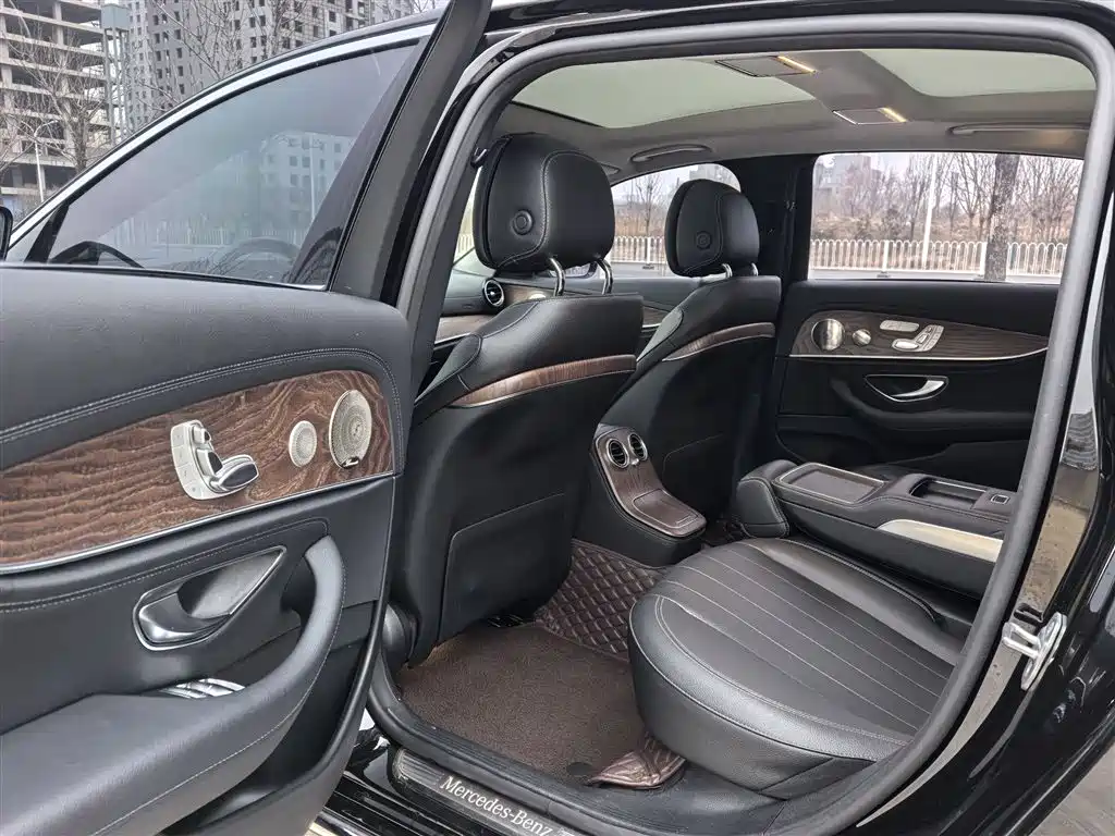 Mercedes-Benz E-Class 2022 — фото 17