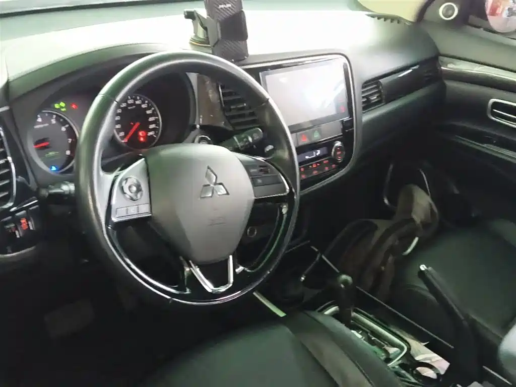 Mitsubishi Outlander 2018 — фото 10