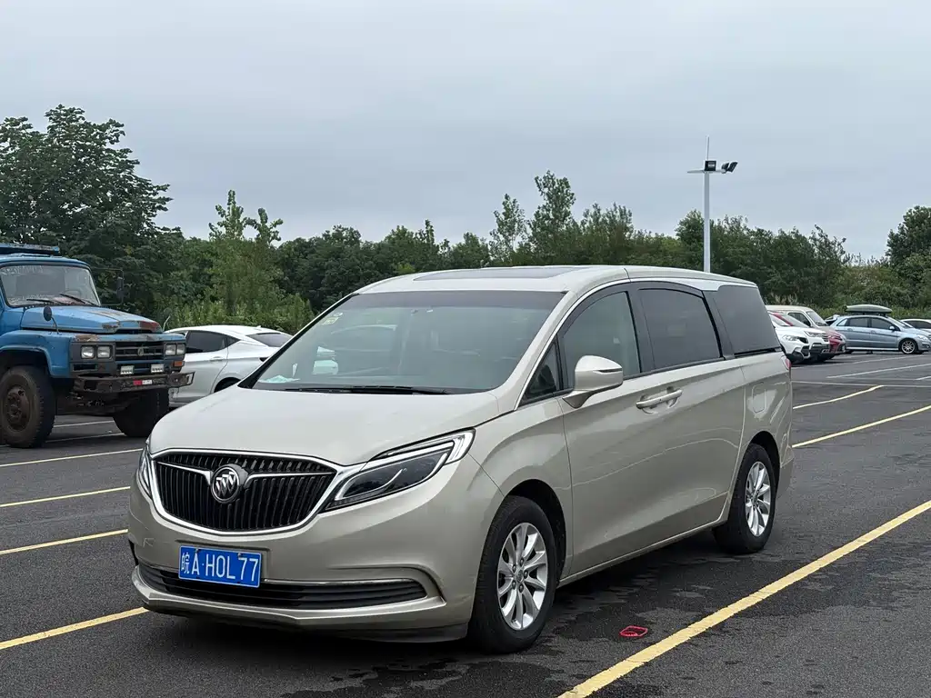 Buick GL8 2018 — фото 1