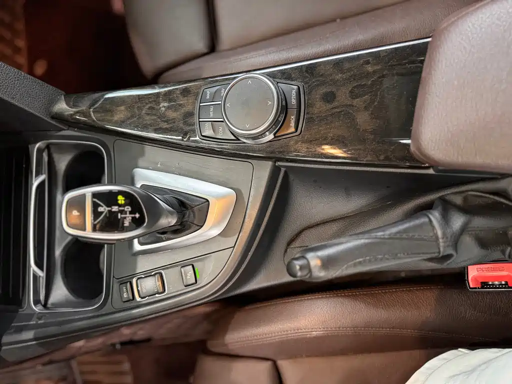 BMW 3 Series 2018 — фото 23