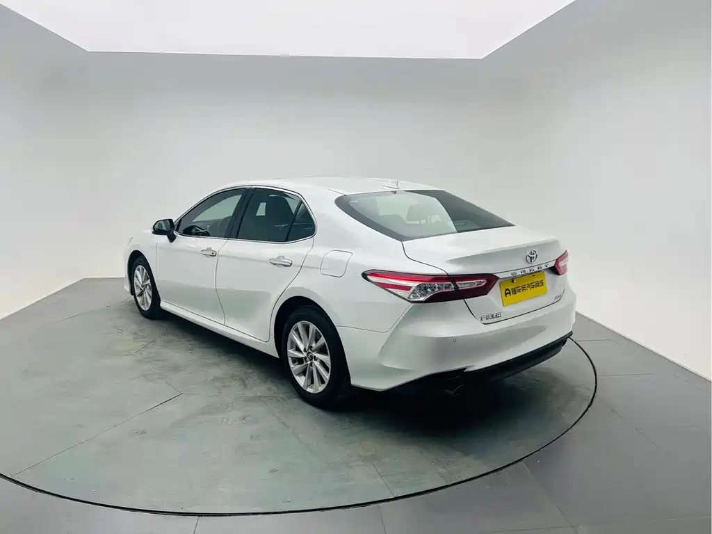 Toyota Camry 2021 — фото 6