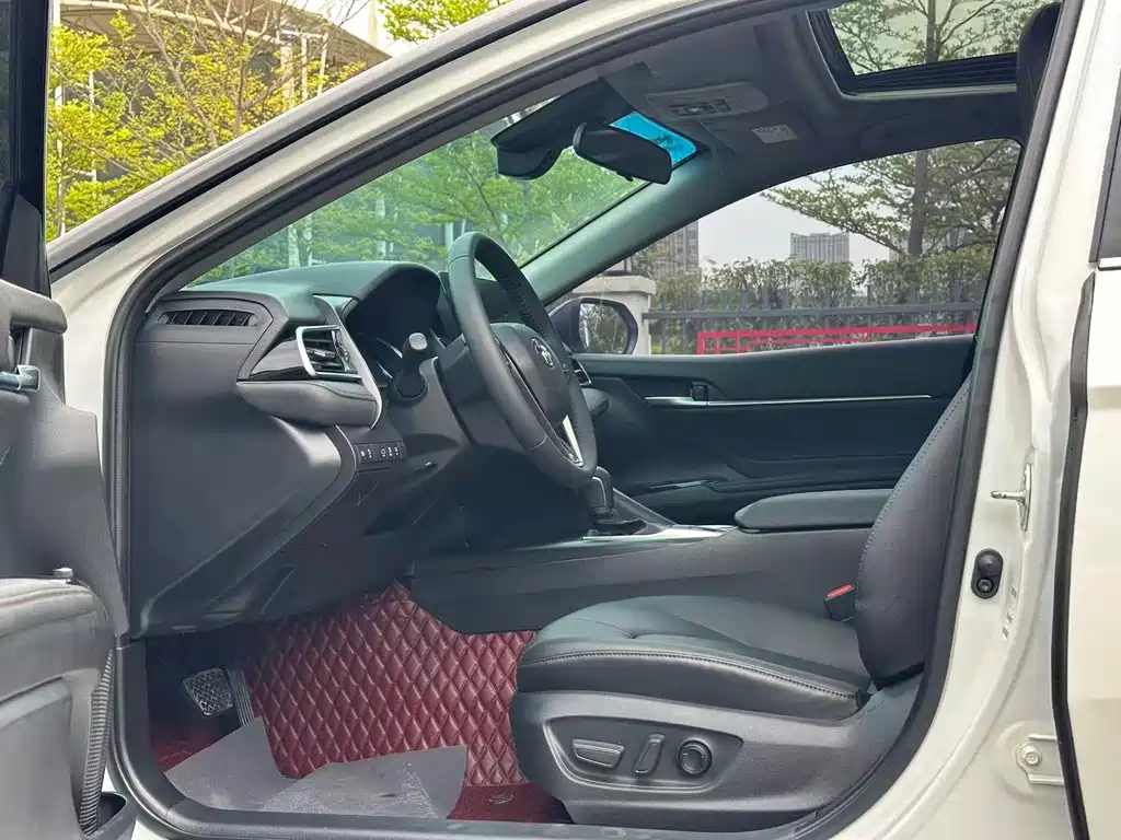 Toyota Camry 2022 — фото 11
