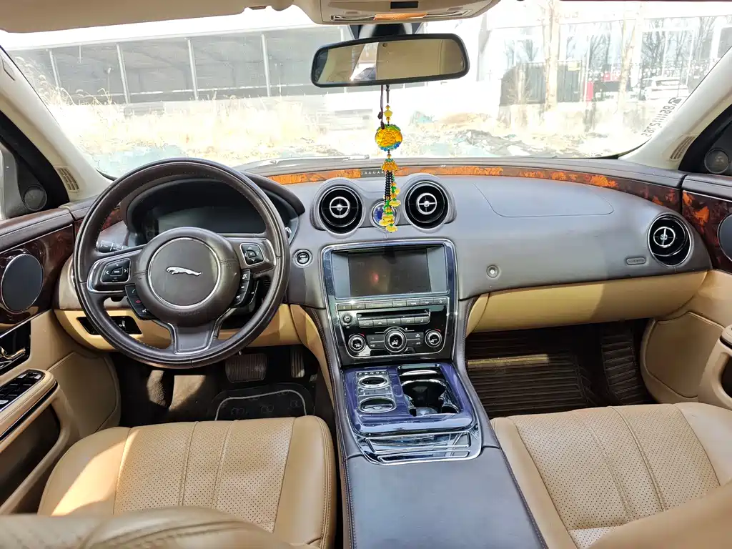 Jaguar XJ 2012 — фото 25