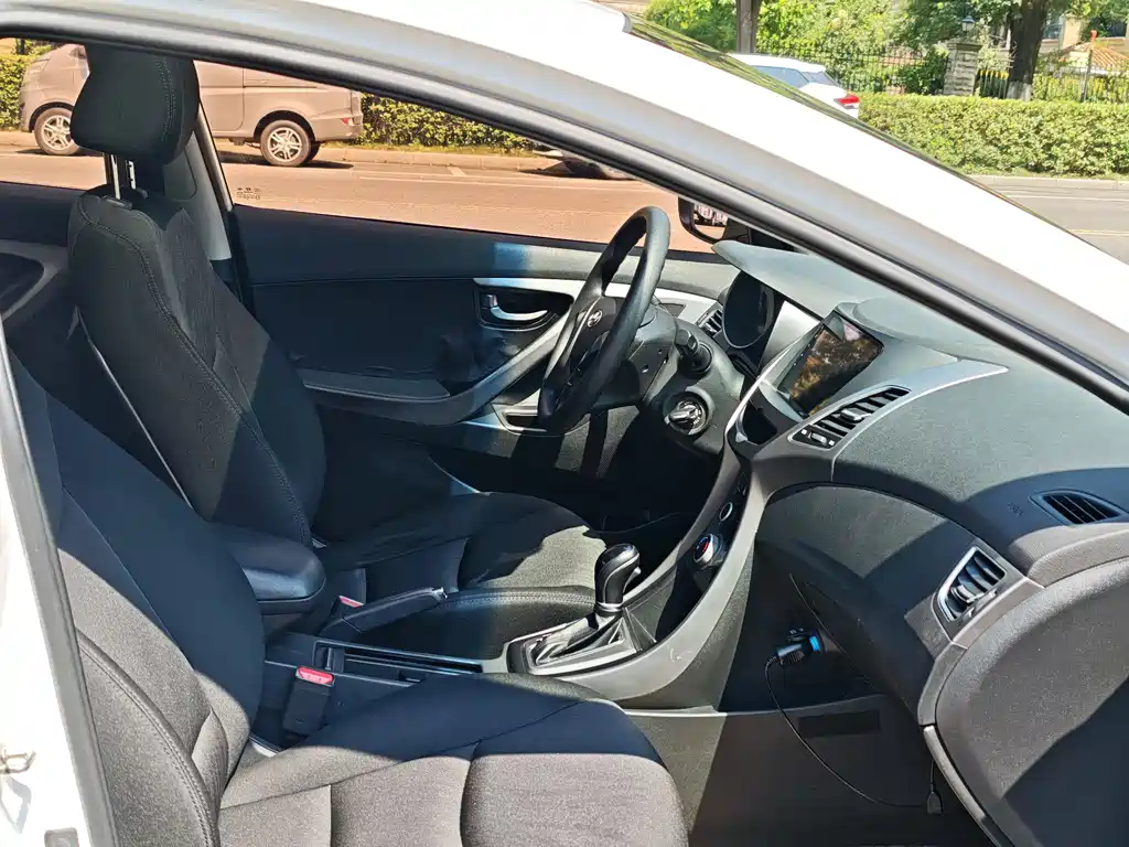 Hyundai Elantra 2016 — фото 15