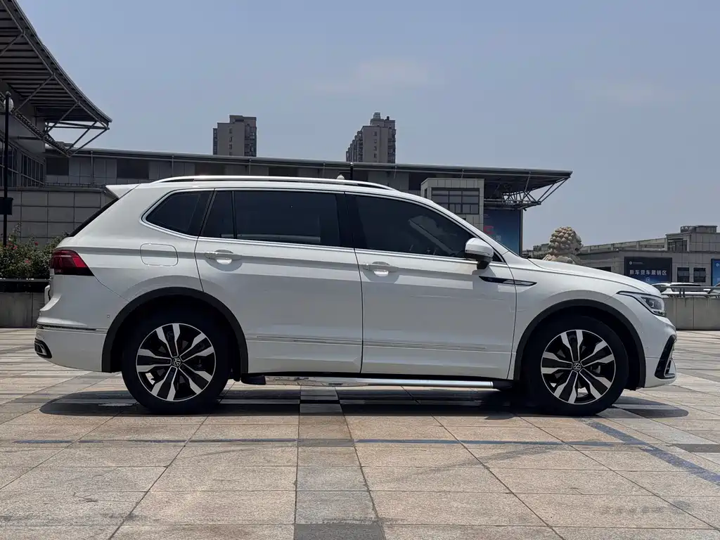 Volkswagen Tiguan L 2023 — фото 4