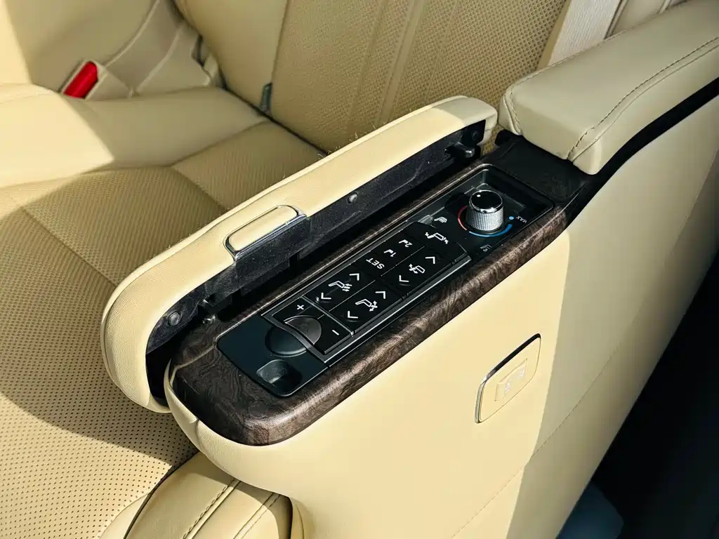 Toyota Alphard 2023 — фото 21