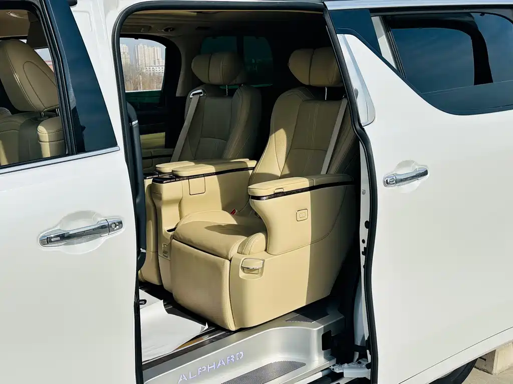 Toyota Alphard 2023 — фото 12