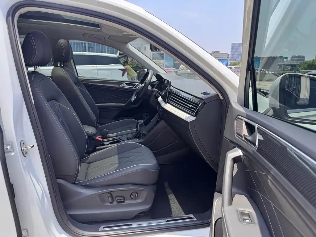 Volkswagen Tiguan L 2023 — фото 12
