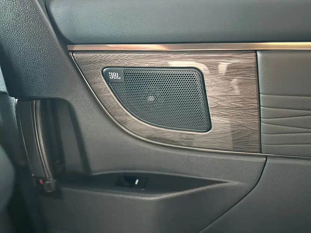 Toyota Alphard 2023 — фото 16