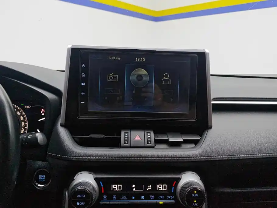 Toyota RAV4 2020 — фото 13