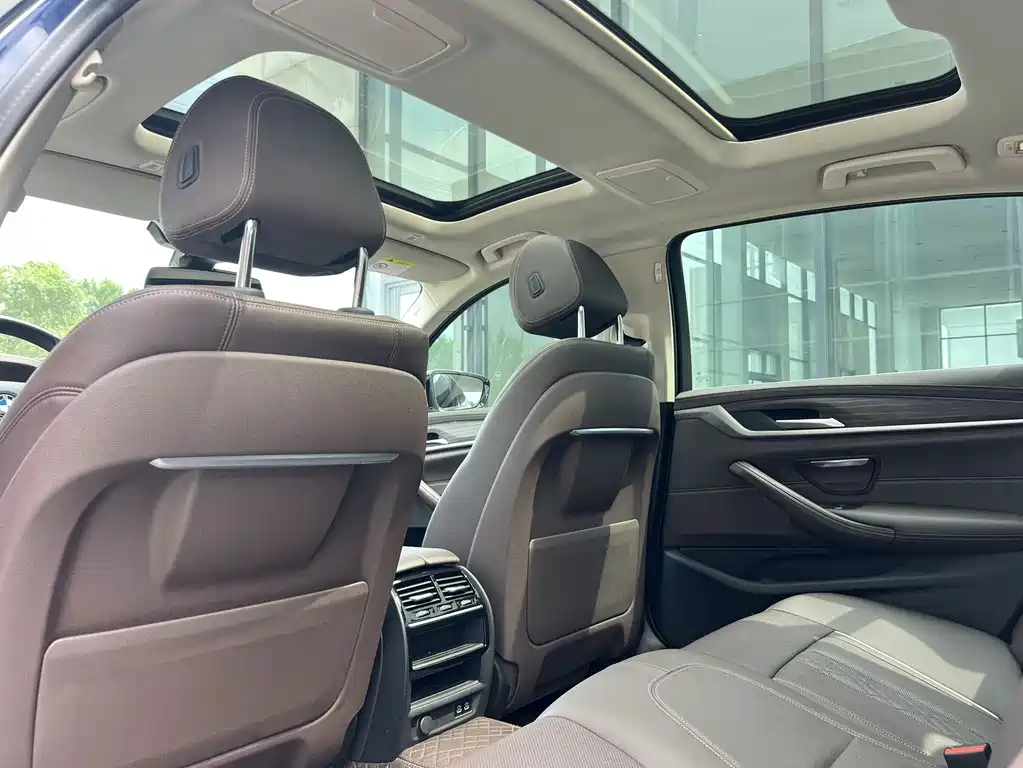 BMW 5 Series 2021 — фото 10