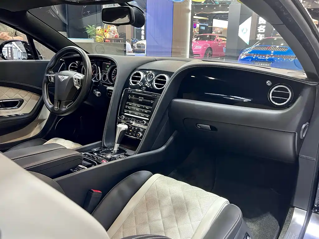 Bentley Continental 2019 — фото 16