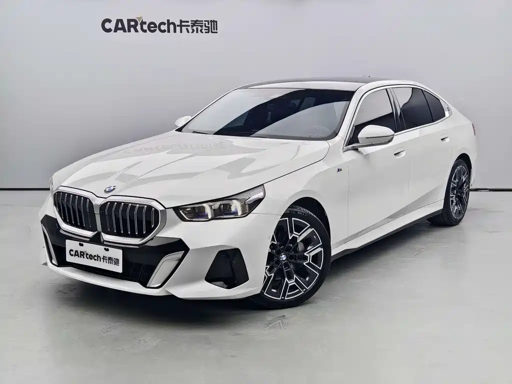 BMW 5 Series 2025 — фото 1