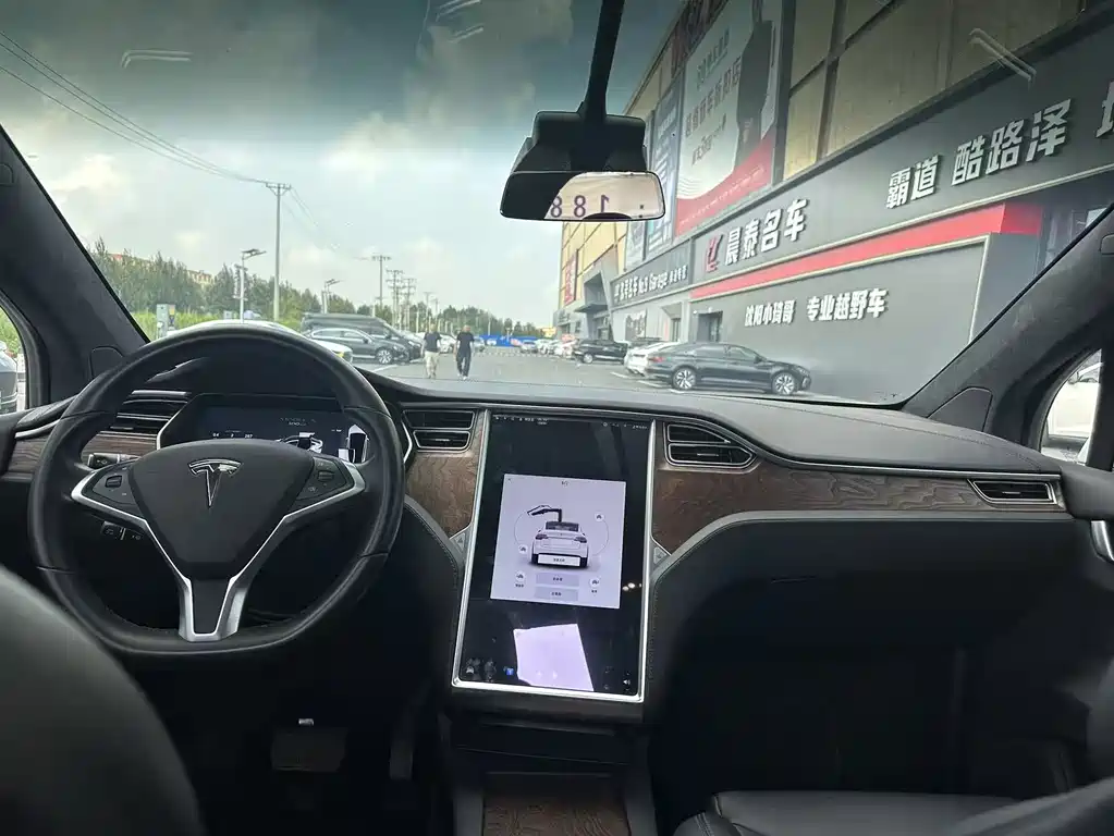 Tesla Model X 2018 — фото 10