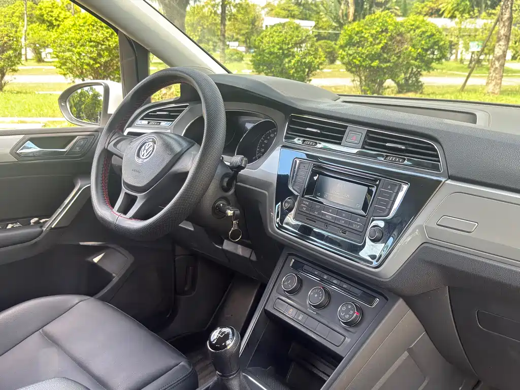 Volkswagen Touran 2017 — фото 15