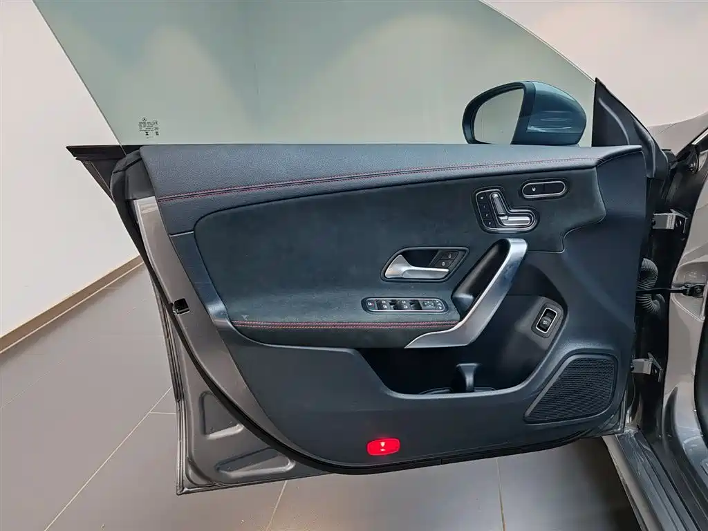 Mercedes-Benz CLA 2025 — фото 12