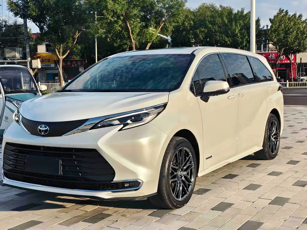 Toyota Sienna 2023 — фото 1
