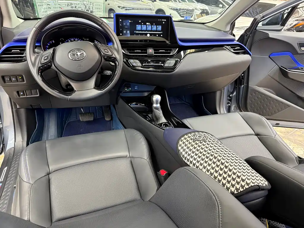 Toyota C-HR 2023 — фото 18