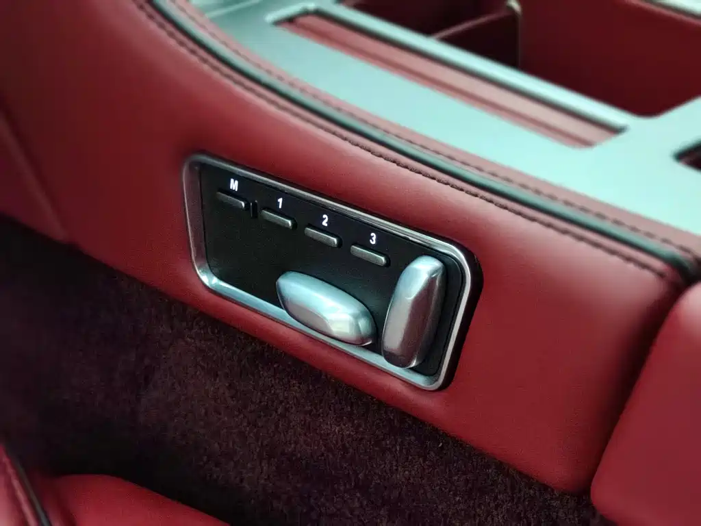 Aston Martin DB9 2013 — фото 15