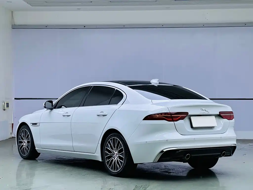 Jaguar XEL 2020 — фото 4